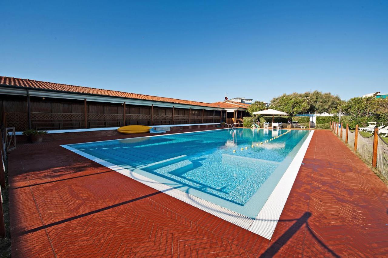 La Bougainville Tuscan Riviera B&B เวียเรจโจ ภายนอก รูปภาพ